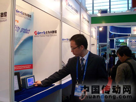 工作人員為觀眾演示點膠機控制器人機界面，眾為興的點膠機系統(tǒng)在華南地區(qū)占有最大的市場份額