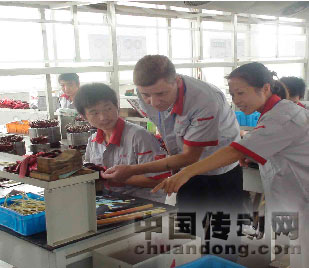 沛博在嵌線車間參觀指導(dǎo)