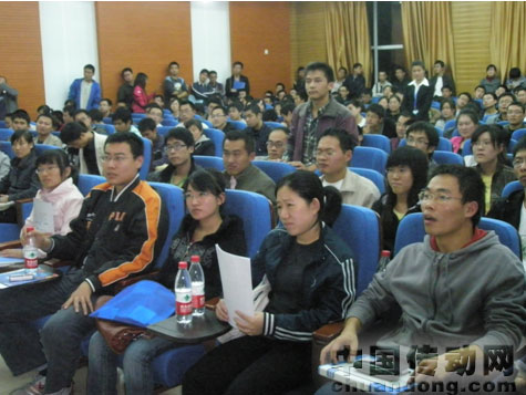 哈工大宣講現(xiàn)場(chǎng)，學(xué)生正在提問(wèn)，反響強(qiáng)烈