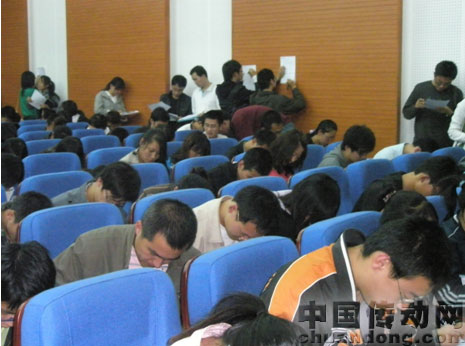 學(xué)生們認(rèn)真地填寫(xiě)宣講調(diào)查表