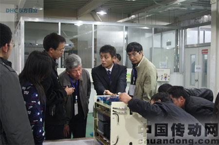 市場(chǎng)經(jīng)理陳功解答客戶疑問