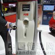 ABB“直流快速充電站”可以為高至100千瓦的電動車快速充電,不到10分鐘的充電時間，即可保證車輛續(xù)航100公里以上。該設備預計在不久以后上市。