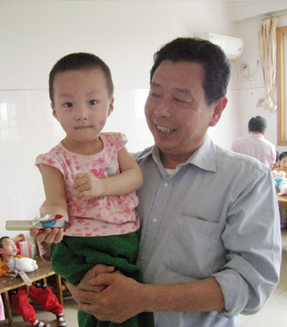 基金會(huì)代表慰問(wèn)兒童