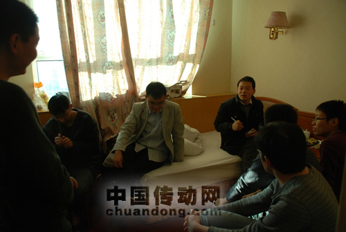 記者采訪風(fēng)電科技公司工程現(xiàn)場(chǎng)調(diào)試人員