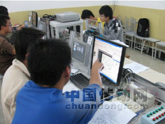 圖一：同組隊員在討論調(diào)試程序