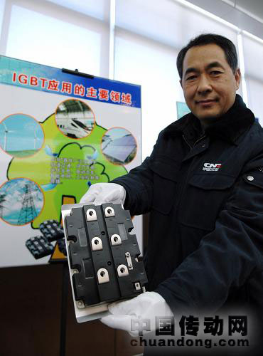12月23日,工作人員在展示中國(guó)北車永濟(jì)電機(jī)公司發(fā)布的IGBT新產(chǎn)品。