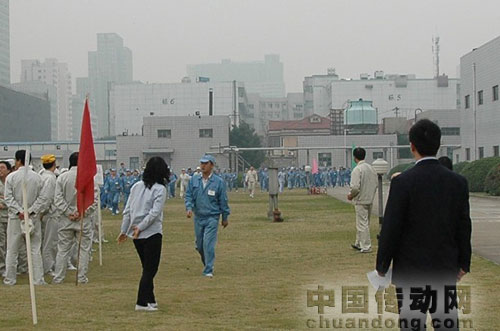 　員工們在進(jìn)行疏散演練