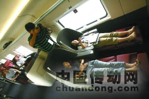 昨日，媒體記者們踏上京滬高鐵體驗之旅，商務(wù)座車廂坐椅可以“變形”，乘客可以躺著。