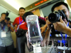 列車時速達到300公里以上，倒立的礦泉水瓶不倒。