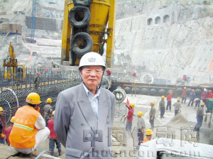 2006年4月，潘家錚院士在小灣水電站考察。