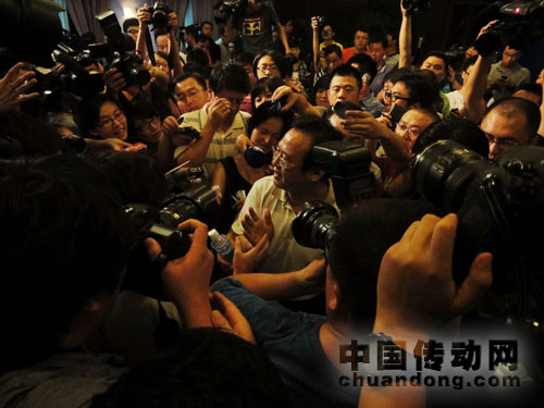 發(fā)布會(huì)結(jié)束后，鐵道部新聞發(fā)言人被記者包圍