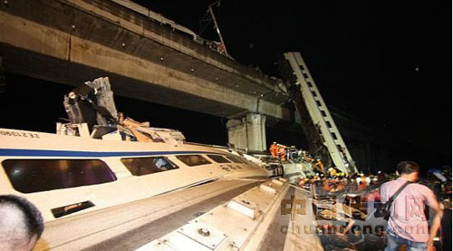 D301次動車組列車運行至甬溫線上海鐵路局管內(nèi)永嘉～溫州南間，與前行的杭州開往福州南D3115次動車組列車發(fā)生追尾事故。