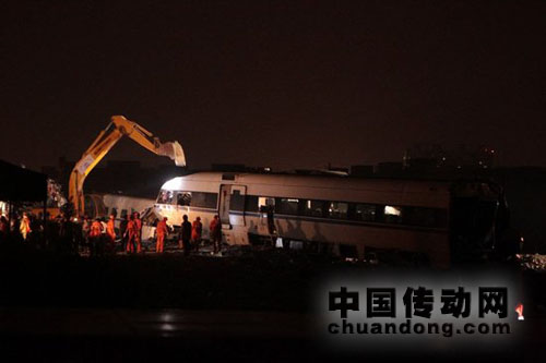 7月25日,挖掘機(jī)正在對(duì)事故列車車廂進(jìn)行拆解