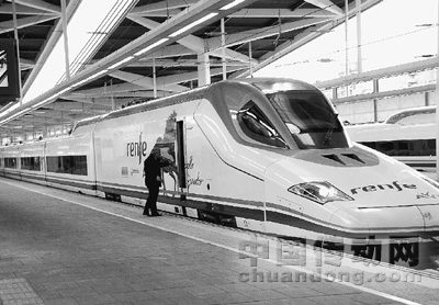 西班牙高鐵列車準(zhǔn)備駛離巴倫西亞站