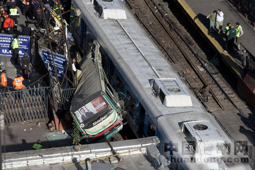 阿根廷城鐵列車和公交車相撞致百人受傷9月13日，在阿根廷首都布宜諾斯艾利斯，救援人員在城鐵列車和公交車相撞事故現(xiàn)場忙碌。