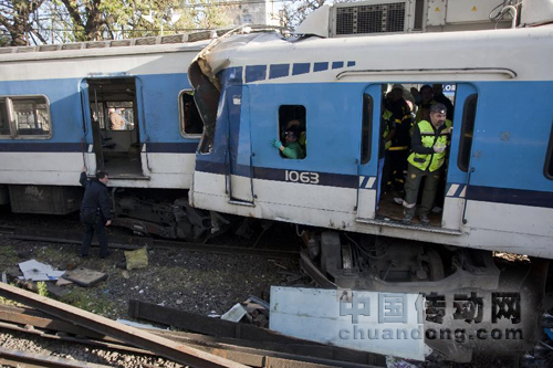 一輛92路公交車急于穿過欄桿正在放下的道口，結(jié)果和一列城鐵列車發(fā)生碰撞。城鐵列車脫軌后又和一列逆向行駛的城鐵列車發(fā)生側(cè)撞