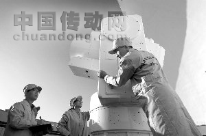 酒泉衛(wèi)星發(fā)射中心指揮控制站技術人員正在維護光測設備