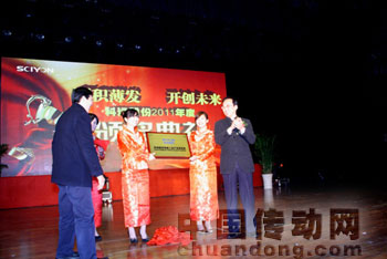 江蘇省經(jīng)信委副主任龔懷進（右一），南京大學商學院常務副院長、