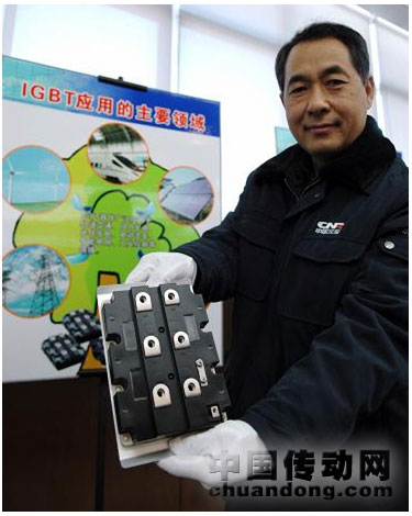 圖為北車永濟(jì)工作人員展示其最新IGBT產(chǎn)品