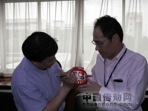 姚毅博士代表凌云與夏普公司總經(jīng)理筒井正治先生共同添加日本達摩不倒翁“點睛之筆”