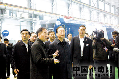 圖為中國南車董事長(zhǎng)趙小剛向溫家寶總理匯報(bào)公司安全質(zhì)量生產(chǎn)情況。