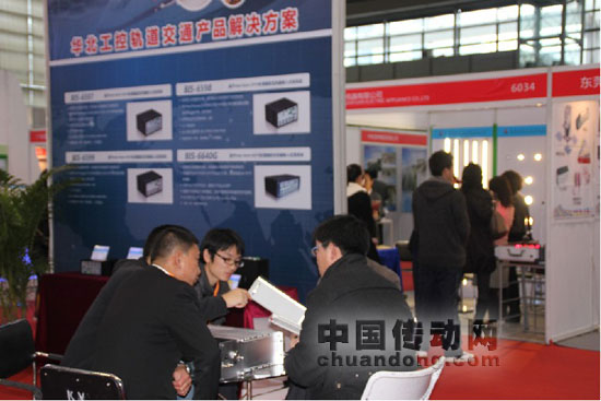 現(xiàn)場與客戶溝通，了解客戶需求
