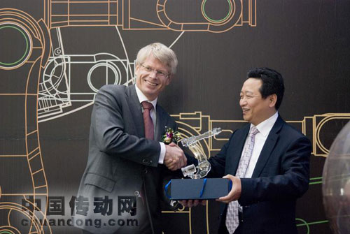 ABB機(jī)器人部全球負(fù)責(zé)人倪思德先生與營口金辰機(jī)械股份有限公司董事長李義升出席ABB機(jī)器人全球銷量20萬臺的慶祝儀式 <br>