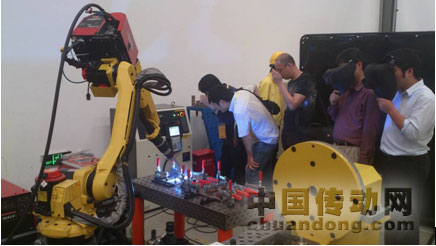 業(yè)內(nèi)專家參觀FANUC焊接機器人實驗室