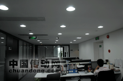  圖1：未更換LED燈具的辦公室， 亮度不夠，影響視力與工作效率。