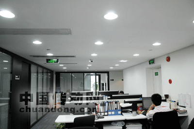 圖2：更換LED燈具后的辦公室， 亮度提高，保護(hù)視力并提升了工作效率。