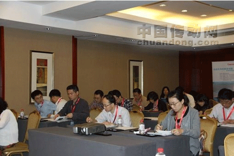 與會(huì)人員認(rèn)真聽取產(chǎn)品介紹并作筆記