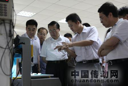 李新總經(jīng)理為朱克江市長(zhǎng)演示機(jī)器視覺(jué)
