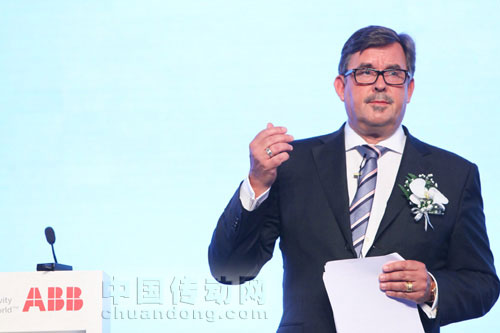 ABB集團(tuán)過(guò)程自動(dòng)化業(yè)務(wù)部負(fù)責(zé)人芮尼克在2012ABB自動(dòng)化世界開(kāi)幕式上作主旨演講