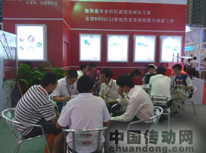 銷售人員與客戶詳細(xì)討論，幫助客戶解決實(shí)際問題